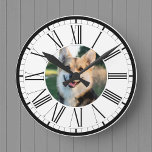 Ditt Pet-Hund eller kattfoto på en Personlig Rund Klocka<br><div class="desc">Beloved Pet Hund eller Cat Wall klocka med klassiska romerska stil-nummer plus ditt eget husfoto. Ladda upp bild från ditt eget husdjur.</div>