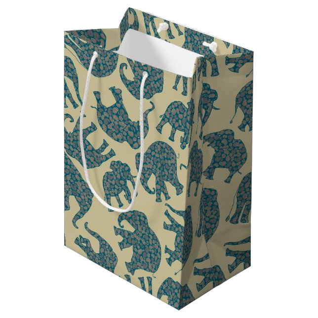 Ditzy Paisley Elephants on Beige Medium Gift Bag (Framsidan Vinklad)