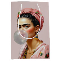 Diva med blommigt scarf som blåser bubbelgummi