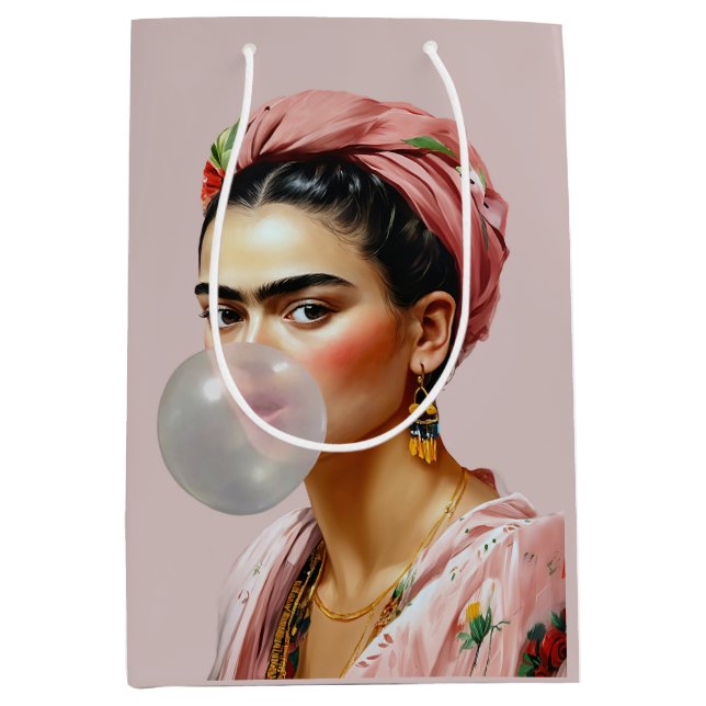 Diva med blommigt scarf som blåser bubbelgummi (Framsidan)