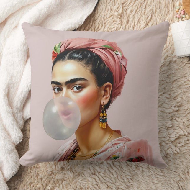 Diva med blommigt scarf som blåser bubbelgummi kudde (Filt)