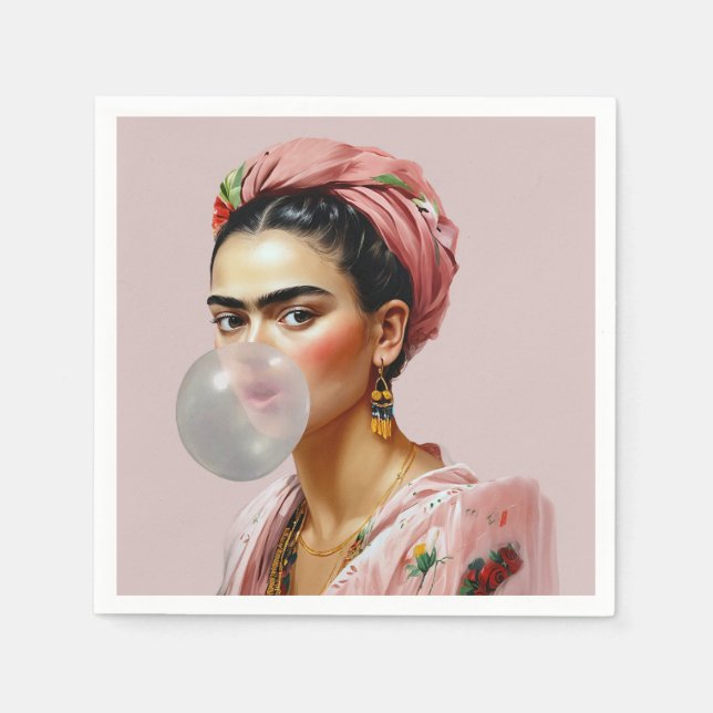 Diva med blommigt scarf som blåser bubbelgummi pappersservett (Framsidan)