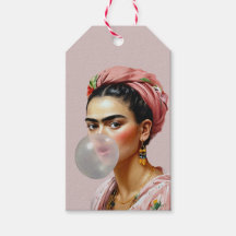 Diva med blomstersjal som blåser bubbelgum 