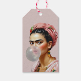 Diva med blomstersjal som blåser bubbelgum  presentetikett