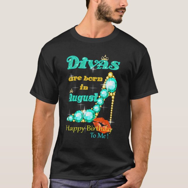 Divas är född i augusti Grattis på födelsedagen ti T Shirt (Framsida)