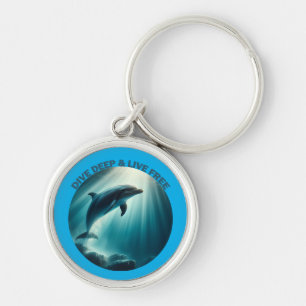 Dive Deep Live Free Dolphin Rund Silverfärgad Nyckelring