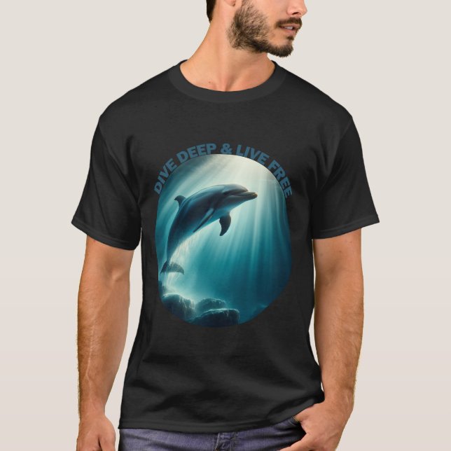 Dive Deep Live Free Dolphin T Shirt (Framsida)