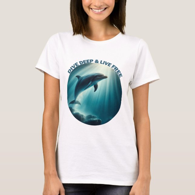 Dive Deep Live Free Dolphin T Shirt (Framsida)