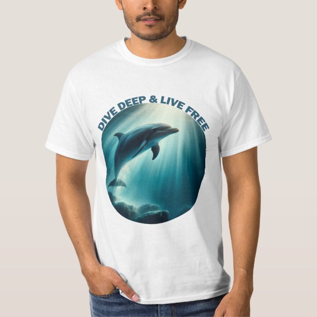 Dive Deep Live Free Dolphin T Shirt (Framsida)