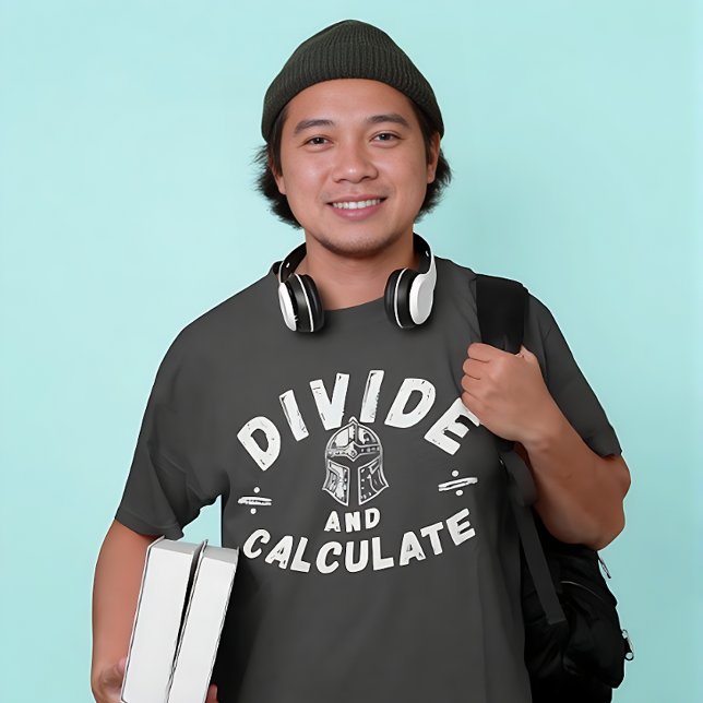 Divide And Calculate – Funny Math Warrior Design T Shirt (Skapare uppladdad)
