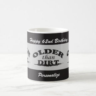 (DIY Age/Namn) Äldre än Dirt Birthday Mugg