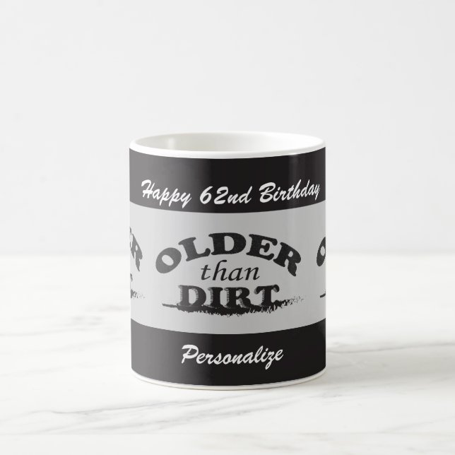 (DIY Age/Namn) Äldre än Dirt Birthday Mugg (Center)