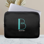DIY Large Monogram & Namn, Teal/White Text, Black Laptop Fodral<br><div class="desc">Anpassa den här snyggten och den enkla textdesignen med ditt namn i vitt och ditt stora Monogram i Teal på svart bakgrund.</div>