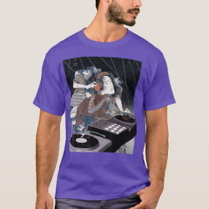 DJ deejay-hörlurar Samurai spelar upp musikskivan T Shirt