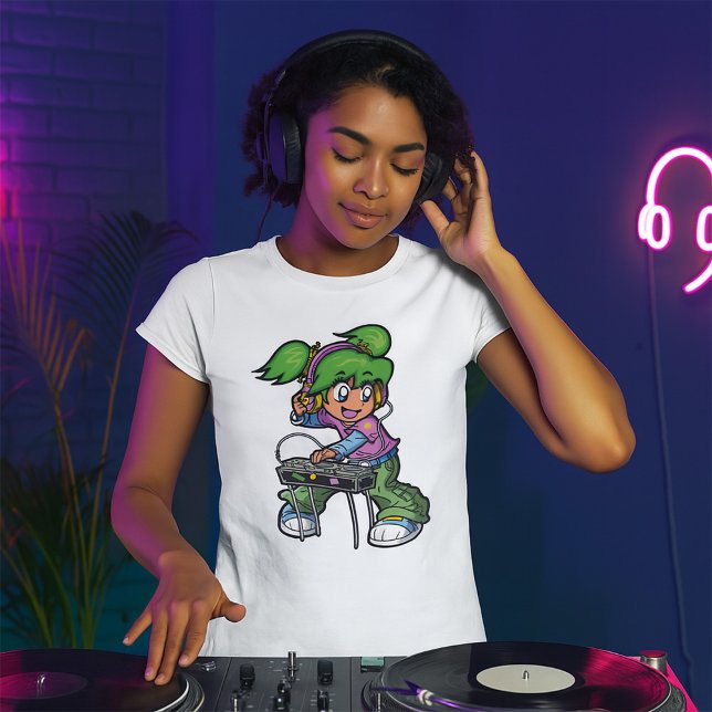 DJ Girl med Grönt Hair och hörlurar T Shirt (Skapare uppladdad)
