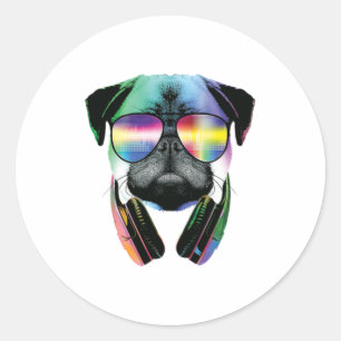 Dj Pug med hörlurar och solglasögon Runt Klistermärke