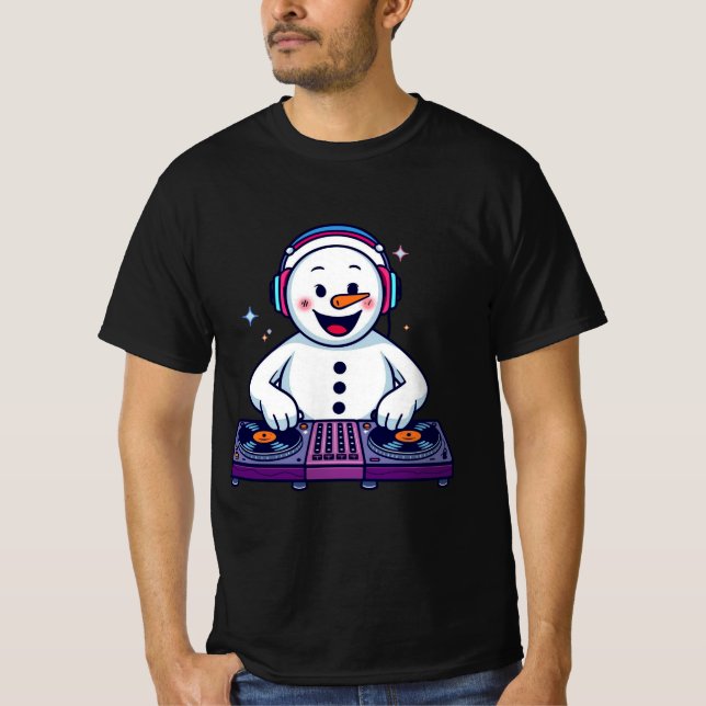 DJ Snowman Christmas – Funny Holiday Music Illustr T Shirt (Framsida)