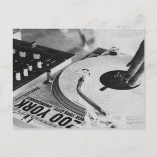 DJ spinning vinyl 2 Vykort