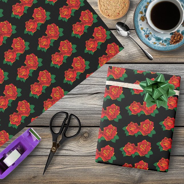Djärp röda traditionella rosor tatuering svart presentpapper (Skapare uppladdad)