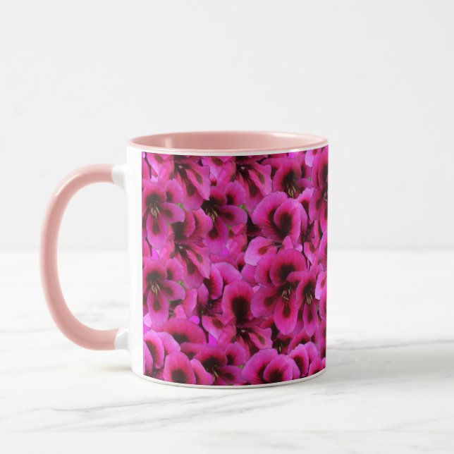"Djärp Skönhet: Täta Magenta Geranium Blommor Mugg (Vänster)