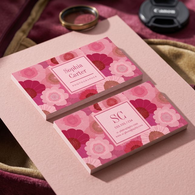 Djärv blommonogramdesign visitkort (Simulated business cards on table)