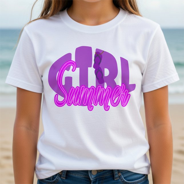 Djärv lila bokstavsstrand sommarplagg t shirt (Flip flops, bold colors, and summer vibes. This GIRL Summer tee is your go-to for sunny days.)