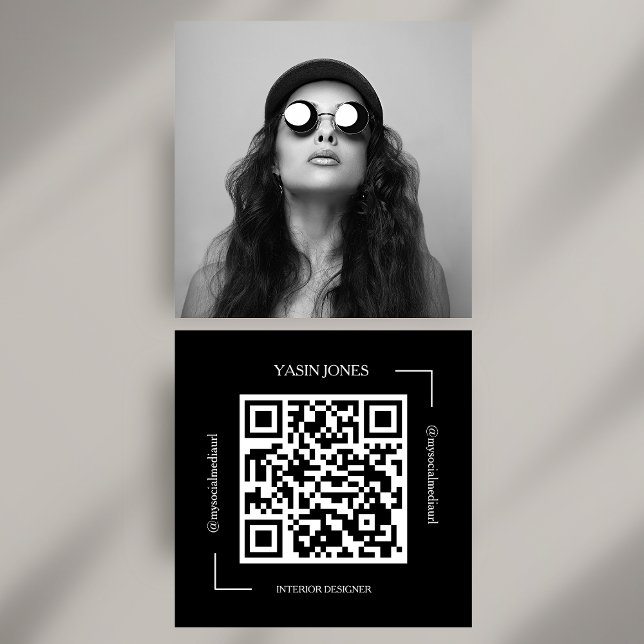 Djärv svart-vit QR-kod för socialt foto Fyrkantigt Visitkort (Bold Black and White QR Code Social Photo Square Business Card)