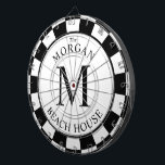 Djärv vit för familjMonogramsvart | Darttavla<br><div class="desc">En themed pil för monogram stiger ombord för att fira din familj eller ditt nästa familjmöte.</div>