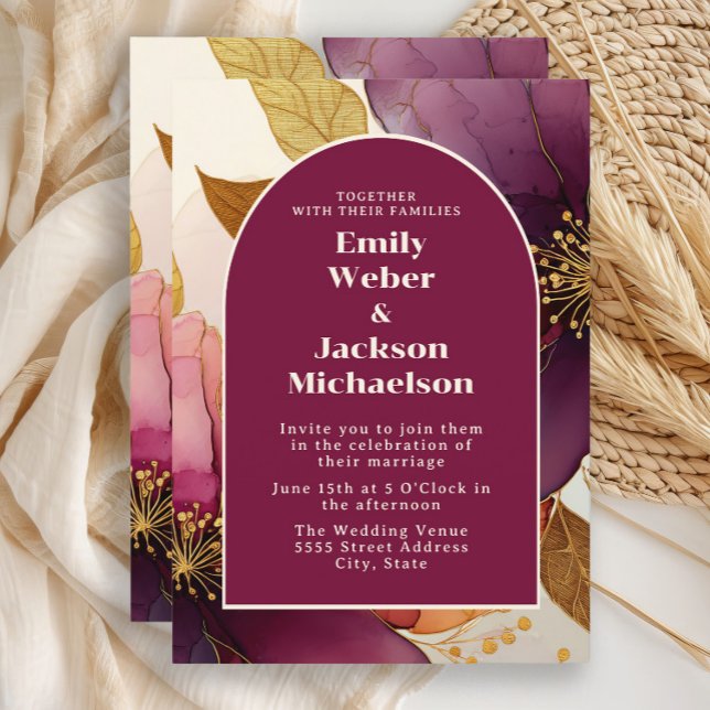 Djärva Burgunderplommon Guld Blommig Båge Bröllop  Inbjudningar (Burgundy, plum and gold alcohol ink floral wedding invitation with an arch-shaped frame and border.)