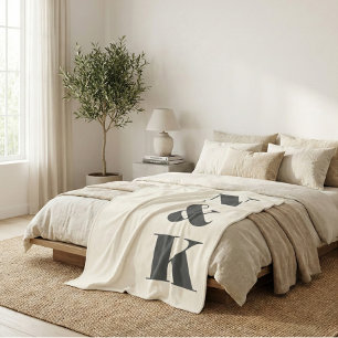 Djärva moderna monogram initialer svart kräm nygif fleecefilt