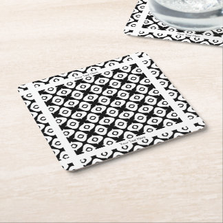 Djärvt svart och vitt symmetriskt arabesk mönster underlägg papper kvadrat