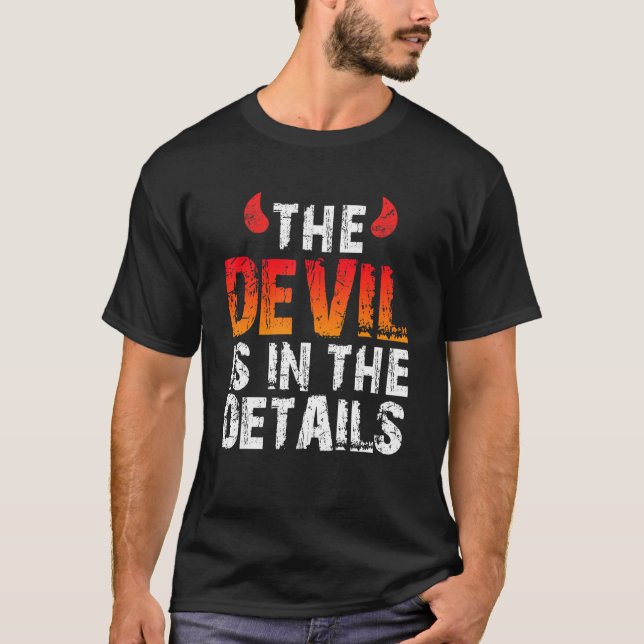 Djävulen ligger i Djävulen i närheten T Shirt (Framsida)