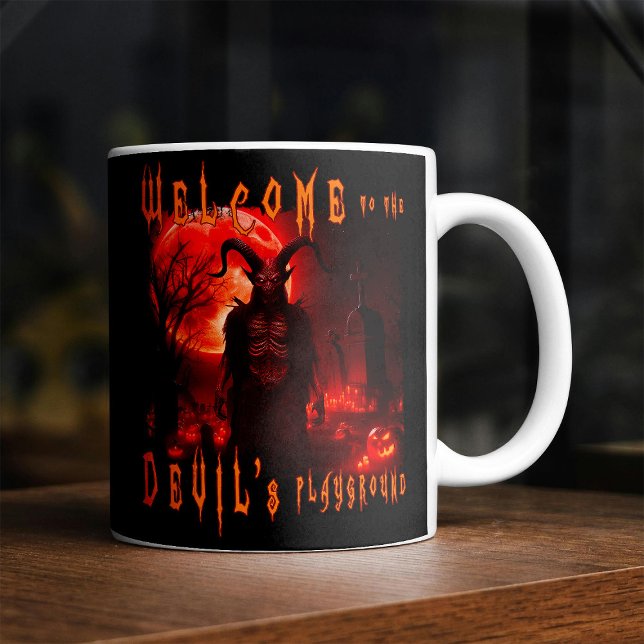 Djävulen Satan på nattkyrkogård med blodrött måne Kaffemugg (Skapare uppladdad)