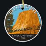 Djävulen Torn nationalmonument Wyoming Vintage Julgransprydnad Keramik<br><div class="desc">Djävulen Torn nationalmonumentvektordesign. Det är en butt som består av vidrig sten i Bear Lodge-Skogsvaktarn i Black Backe.</div>