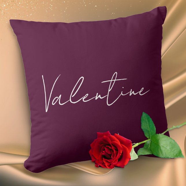 Djordbär Elegant Anpassat Meddelande Alla Hjärtans Kudde (An elegant pillow in deep plum red, with 'Valentine' on the front and personalized text on the back)