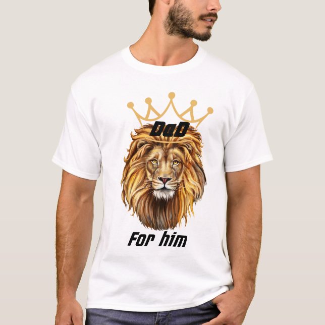 Djungelkung Pappa – Modig Lejon med Guld Krona T Shirt (Framsida)