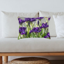 Djup Lila Irises Blommigt Prydnadskudde
