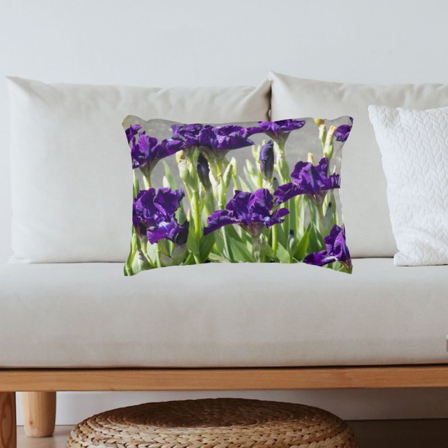 Djup Lila Irises Blommigt Prydnadskudde (In Situ Sofa)