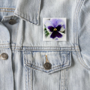 djup lila på vit pansy knapp