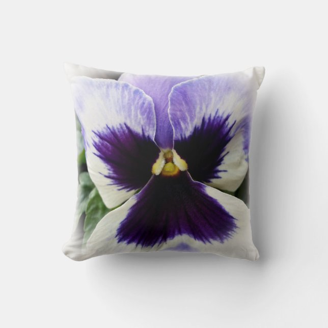 djup lila på vit pansy kudde (Framsida)