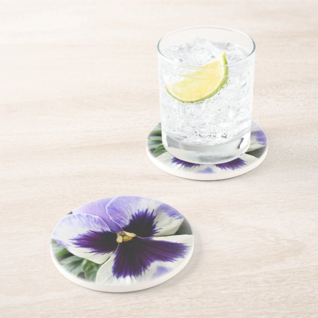djup lila på vit pansy underlägg (Sidan)