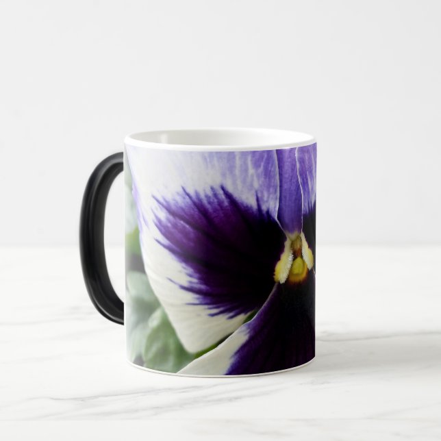 djup lila på vit pensé magisk mugg (Framsida vänster)