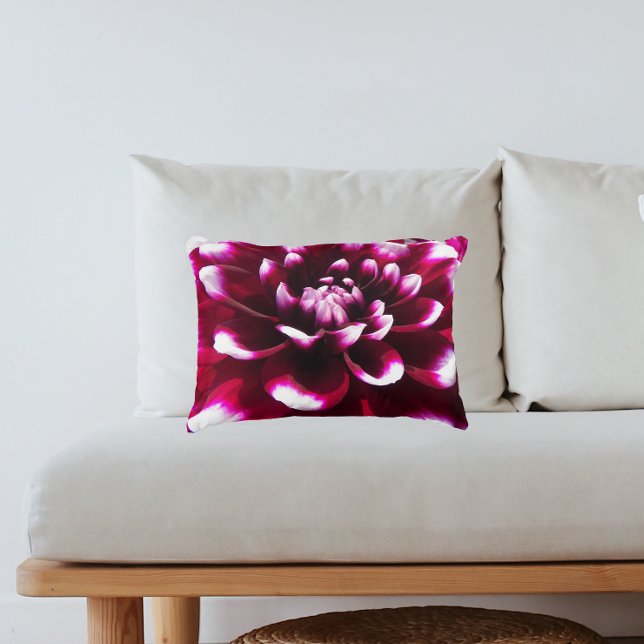 Djup Rosa och vit Dahlia-Blommigt Prydnadskudde (In Situ Sofa)