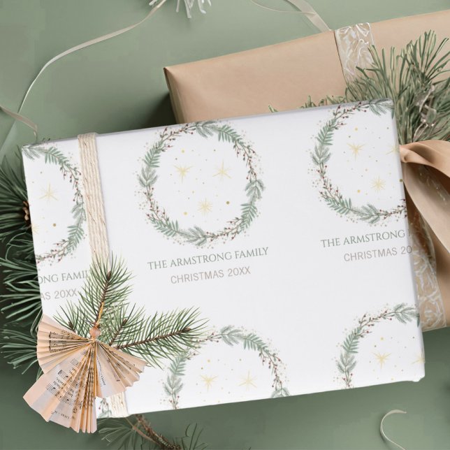 Djup Sage Krans Guld Stjärnor Jul Familjenamn Presentpapper (Deep Sage Wreath Gold Stars Christmas Family Name Wrapping Paper ©Susanne Sachers - Sunny Mind 🌞)