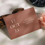 Djup Terrakotta Höstbröllop | Modern Foto Höst Spara Datumet<br><div class="desc">Meddela er bröllopsdatum med varm säsongsstil med detta minimalistiska "Save the Date"-kort med en rik djup terrakotta bakgrund (även känd som roströd lera). Den djärva, redaktionella datumlayouten ger en modern, designmässig känsla, medan baksidan har plats för ett favoritfoto för en personlig touch. Den varma jordnära tonen gör denna design perfekt...</div>