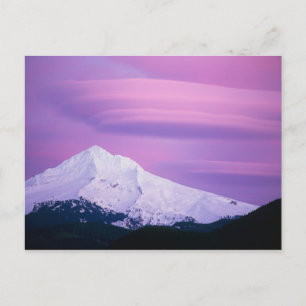 Djupa lila moln omger Mount Hood, i Vykort