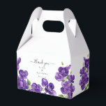 Djupa Violetta Lådor Gillar Ruta Presentaskar<br><div class="desc">Förhöj era bröllopsfavoriter med Deep Purple Violets Small Gable Favor Box. Denna eleganta och sofistikerade favoritlåda har en modern design prydd med djupvioletta akvarellbohovioletter, vilket skapar en lyxig presentation för era gåvor. Perfekt för att förvara små godsaker eller souvenirer, denna anpassningsbara favoritlåda tillför en touch av förfining till er fest....</div>