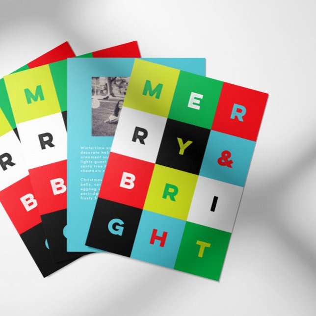 Djupblå Röd Grön Glädjerik Jul Julkort (Merry & Bright holiday card with bold colored checks, personalized photo and message text on back)