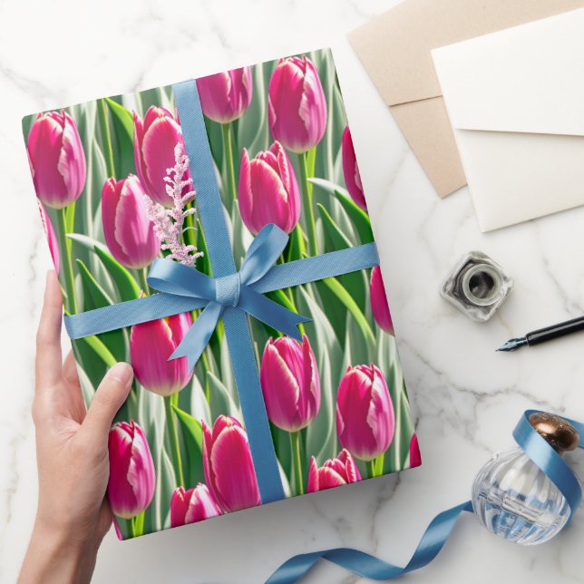Djupfärgade tulpaner av rosa - omsluter pappra presentpapper (Gifting)