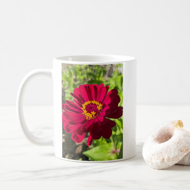 Djupröd Zinnia-blomma Kaffemugg (Med munk)